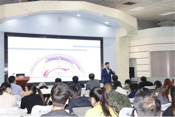 小学教师先进事迹