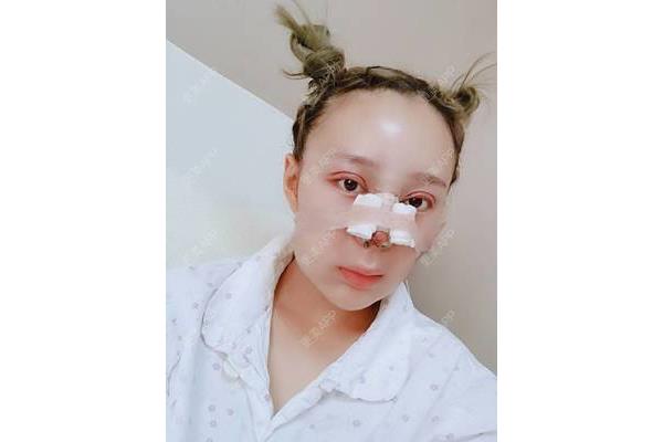 鸣人和纲手本子