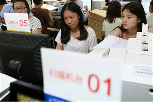 实拍高考阅卷现场