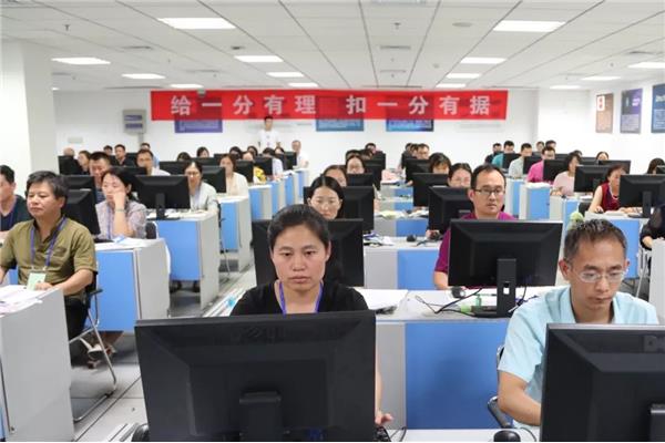 实拍高考阅卷现场