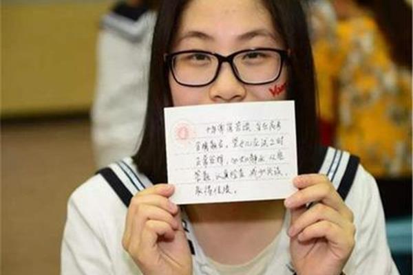 高考前姐姐帮我缓解压力