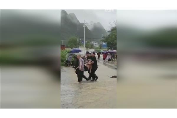 男童救同伴双双被冲走