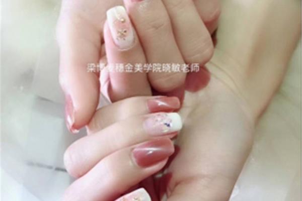 美甲师培训学费