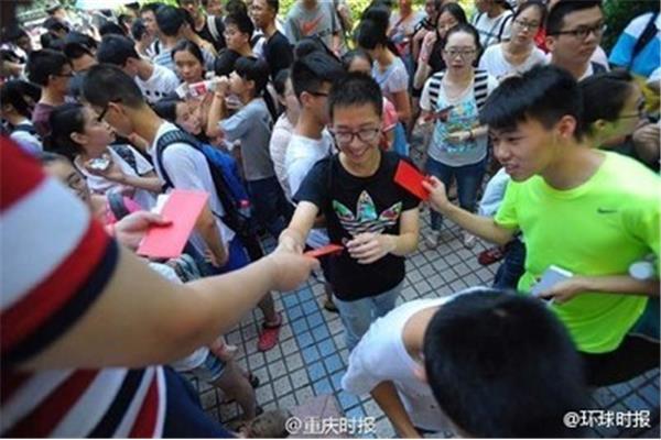 老师给考生送红包