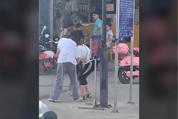 景区回应游客互扯头发抢坐车