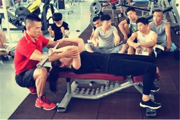 学健身教练学费多少钱