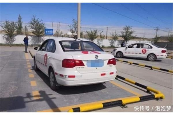 倒车入库要打灯吗