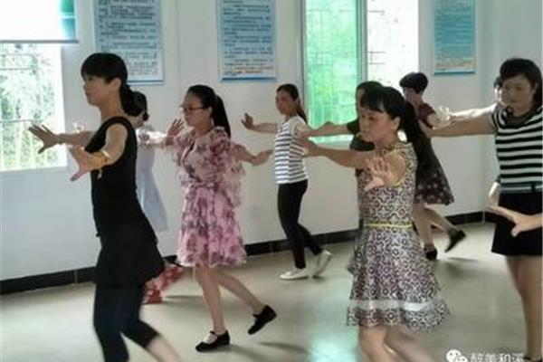 学习广场舞基本动作