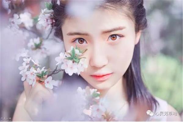 呢喃是什么意思