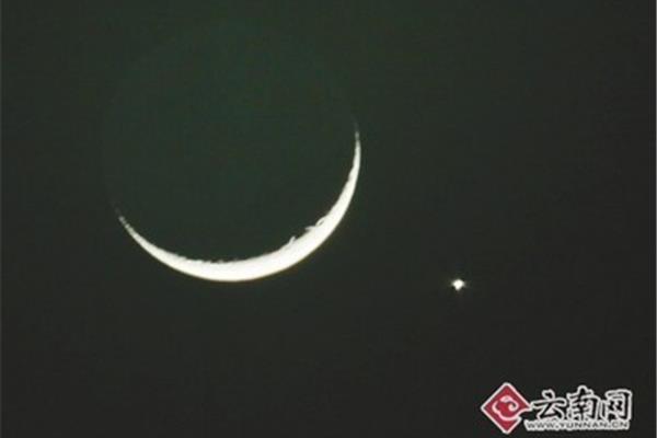 月亮旁边的星星