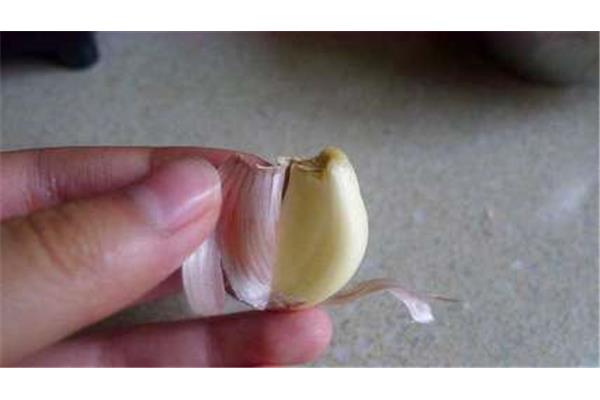剥大蒜头最快方法