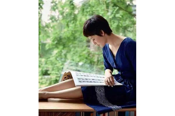 长期练书法的女人